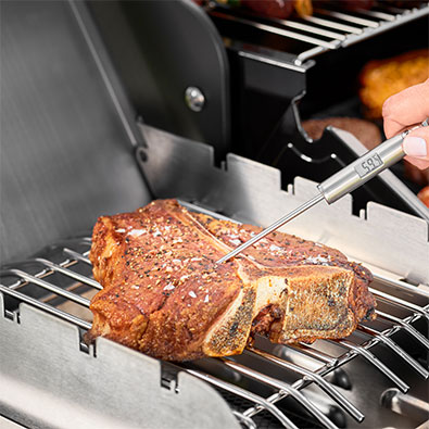 Gourmetthermometer misst Temperatur im Steak auf dem Grill