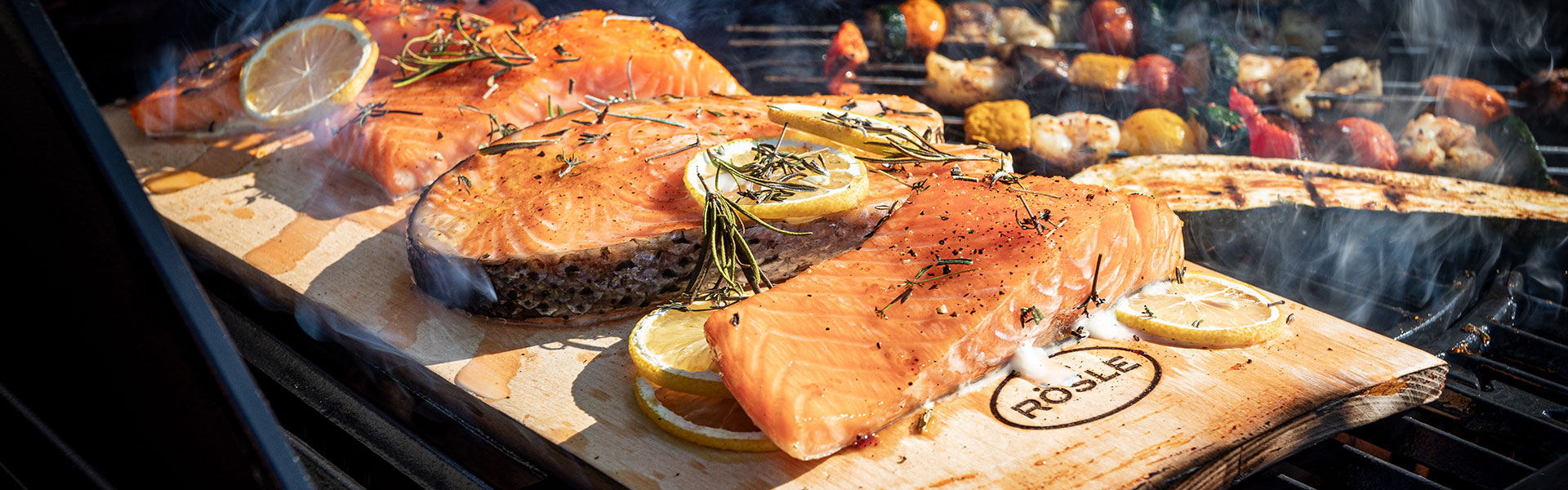 RÖSLE Grillset mit Lachsfilets Grillset mit Lachsfilets auf einem Holzbrett, garniert mit Zitronenscheiben und Rosmarin,...