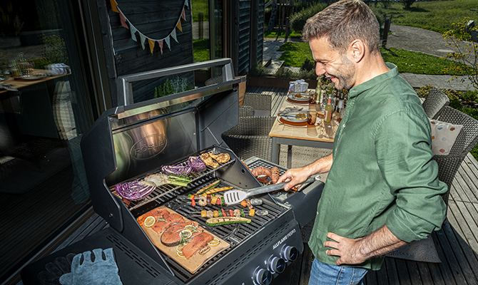 Themenwelten Mann grillt verschiedenes auf dem Allflame Grill