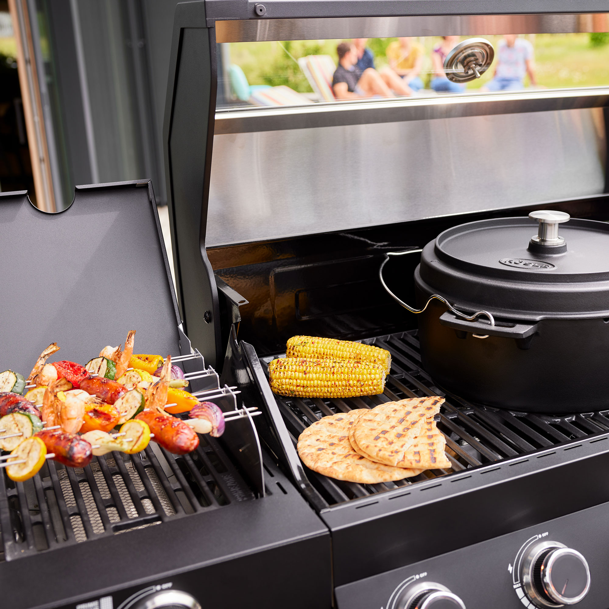 RÖSLE Gasgrill Videro G6-S PRO mit Grillgut Gasgrill Videro G6-S PRO mit Grillgut, darunter Gemüse und Mais, sowie einem Topf auf dem...