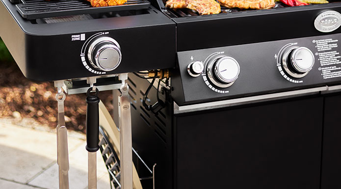 RÖSLE Gasgrill BBQ-Station Videro G4-S NERO Hakenleiste am Seitenbrenner des Videro G4-S NERO