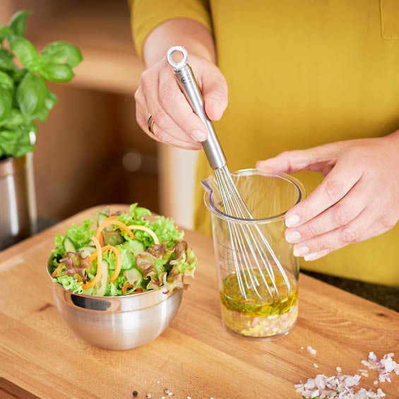 Zwiebel Vinaigrette Verrühren des Zwiebel Vinaigrette mit dem Rührbesen