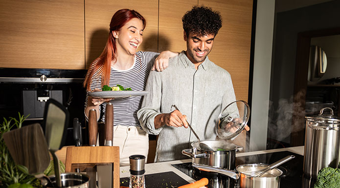 Kochen Paar kocht zusammen Gemüse am Herd
