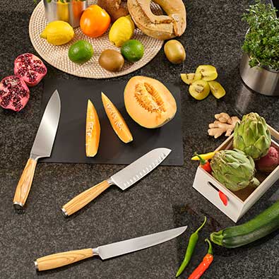 Knives series Artesano next to fruit basket and vegetable basket.