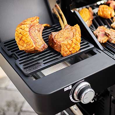 Meat lies on 800° hot prime zone on gas grill Videro G4-S NERO