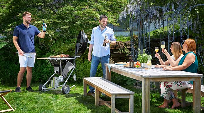 Holzkohle-Kugelgrill No.1 F60 AIR Freunde grillen Holzkohle-Kugelgrill No.1 F60 AIR im Garten