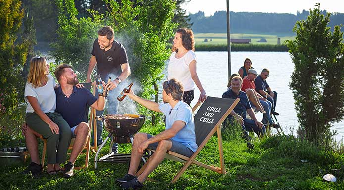 Smoker No.1 F50-S schwarz Freunde grillen mit dem Smoker No.1 F50-S schwarz am See