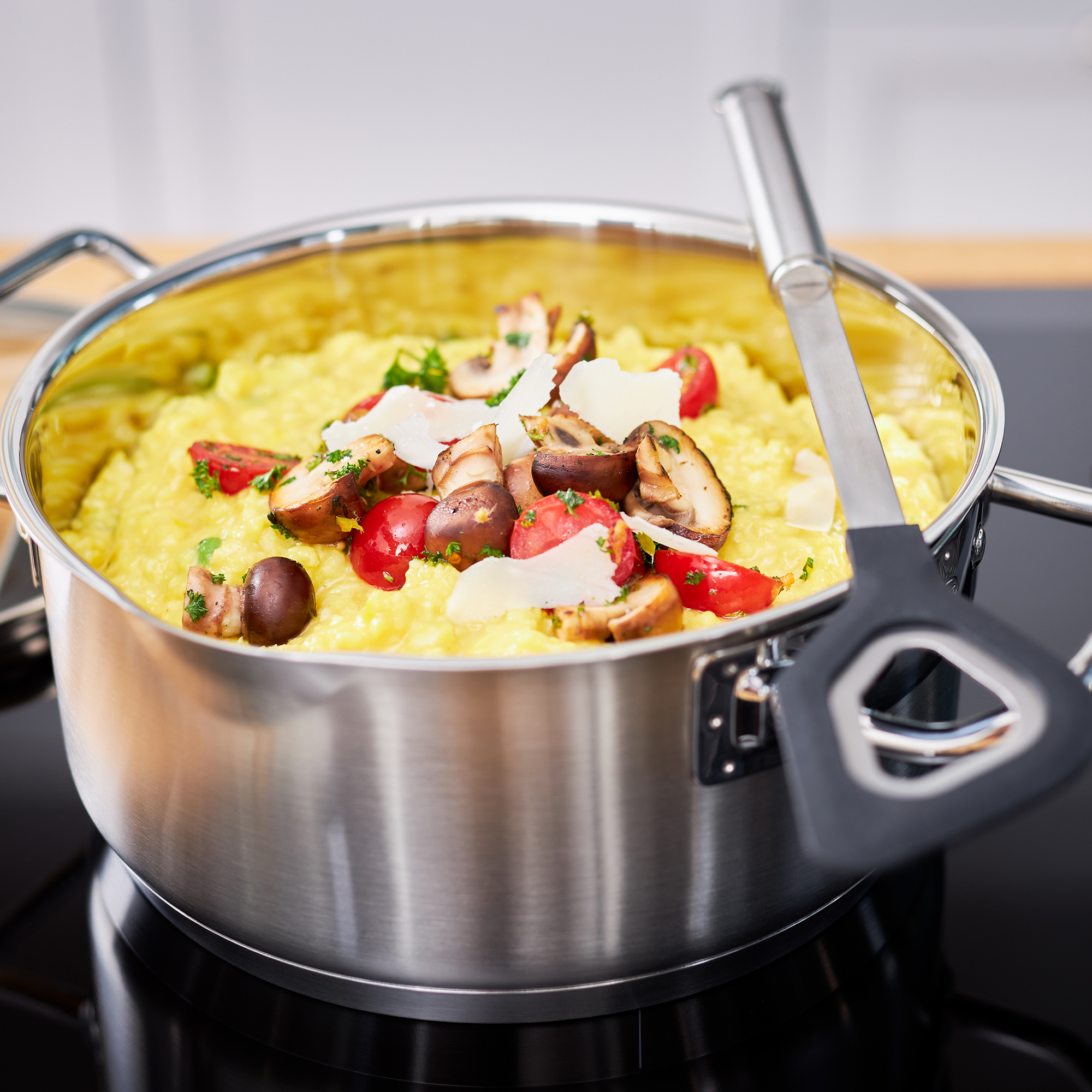 RÖSLE Kochtopf mit Risotto Kochtopf, 20 cm, aus Edelstahl, gefüllt mit Risotto, garniert mit Pilzen und Tomaten.