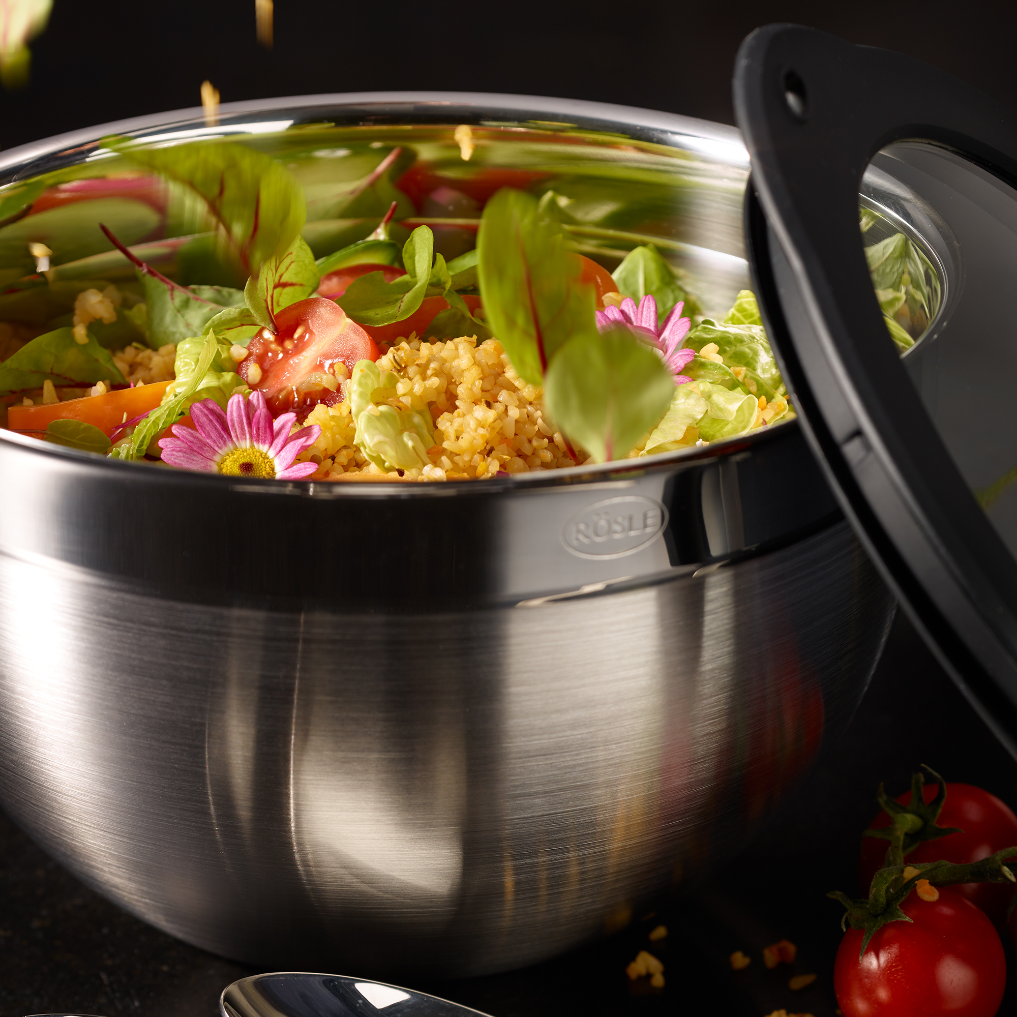 Edelstahl Schüssel von RÖSLE mit Salat Schüssel aus Edelstahl, hoch, mit frischem Salat und Gemüse, Deckel teilweise geöffnet.