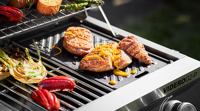 Perfektes Steak Perfekt gegrilltes Steak auf der Grillplatte des Portablen Gasgrills