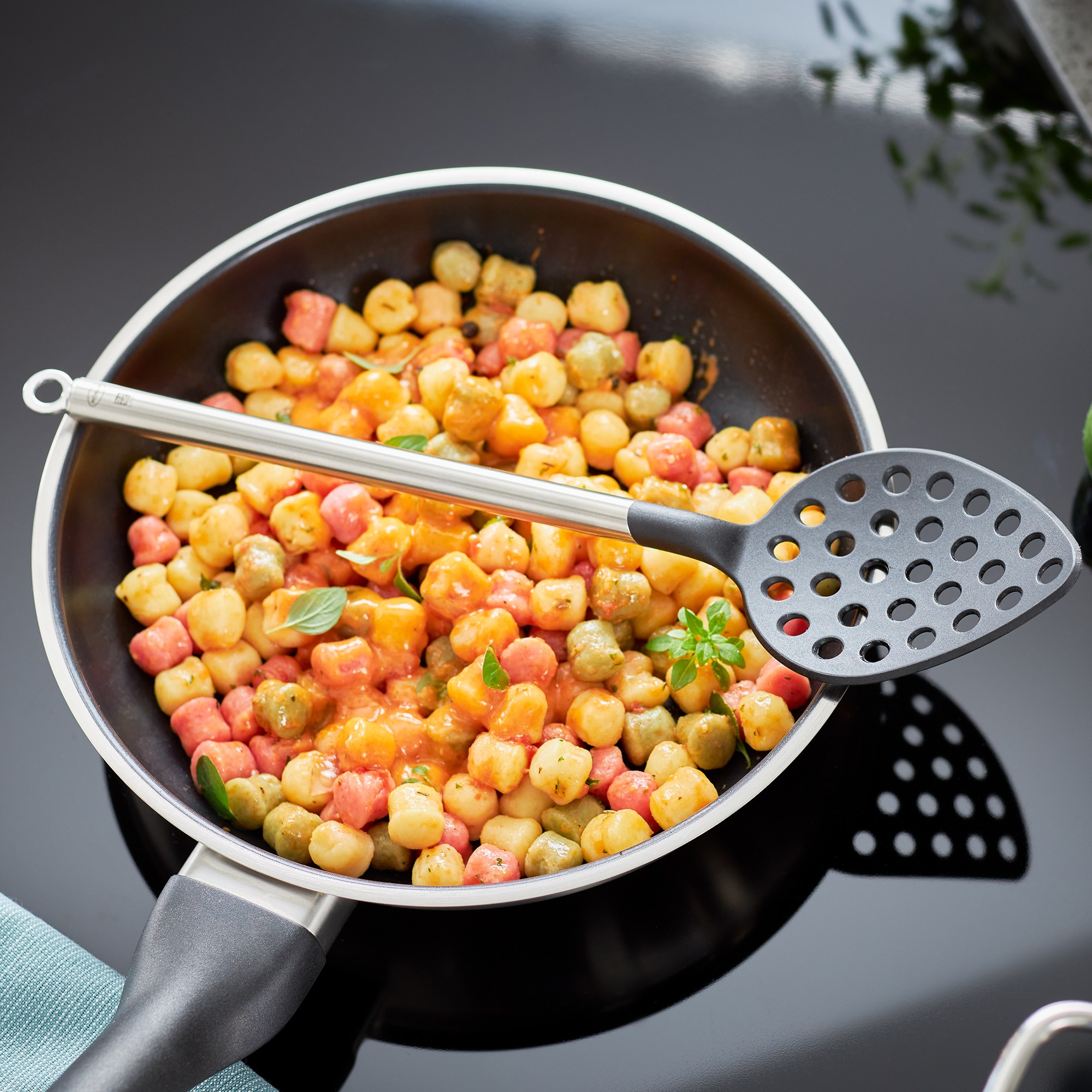 RÖSLE Schaumlöffel in Pfanne mit Gemüse Schaumlöffel aus Edelstahl, 32 cm, mit perforiertem Löffelkopf, in einer Pfanne mit buntem...