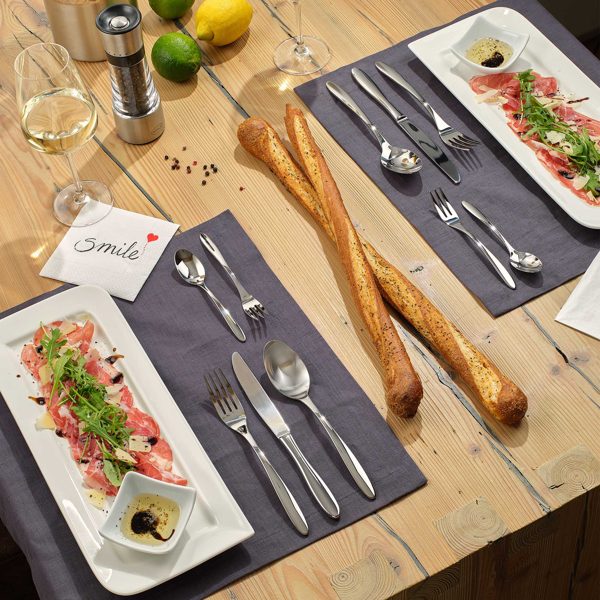 RÖSLE Besteckset 'Culture' auf einem gedeckten Tisch Besteckset 'Culture' auf einem gedeckten Tisch mit Speisen, Gläsern und Brot.
