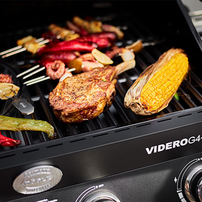 Skewers and corn on the cob on grill surface of the Videro G4-S