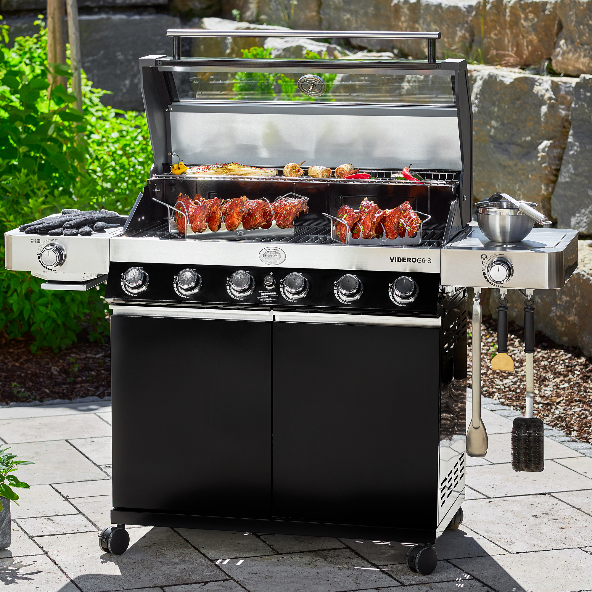 RÖSLE Gasgrill Videro G6-S Schwarz Gasgrill Videro G6-S in Schwarz mit Grillfläche und Grillzubehör, im Freien auf einem gepflasterten...