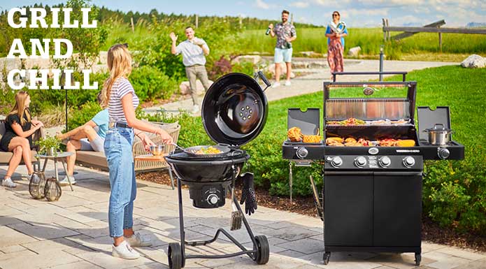 Grill and chill - Familie grillt zusammen Grill and chill - Familie grillt zusammen