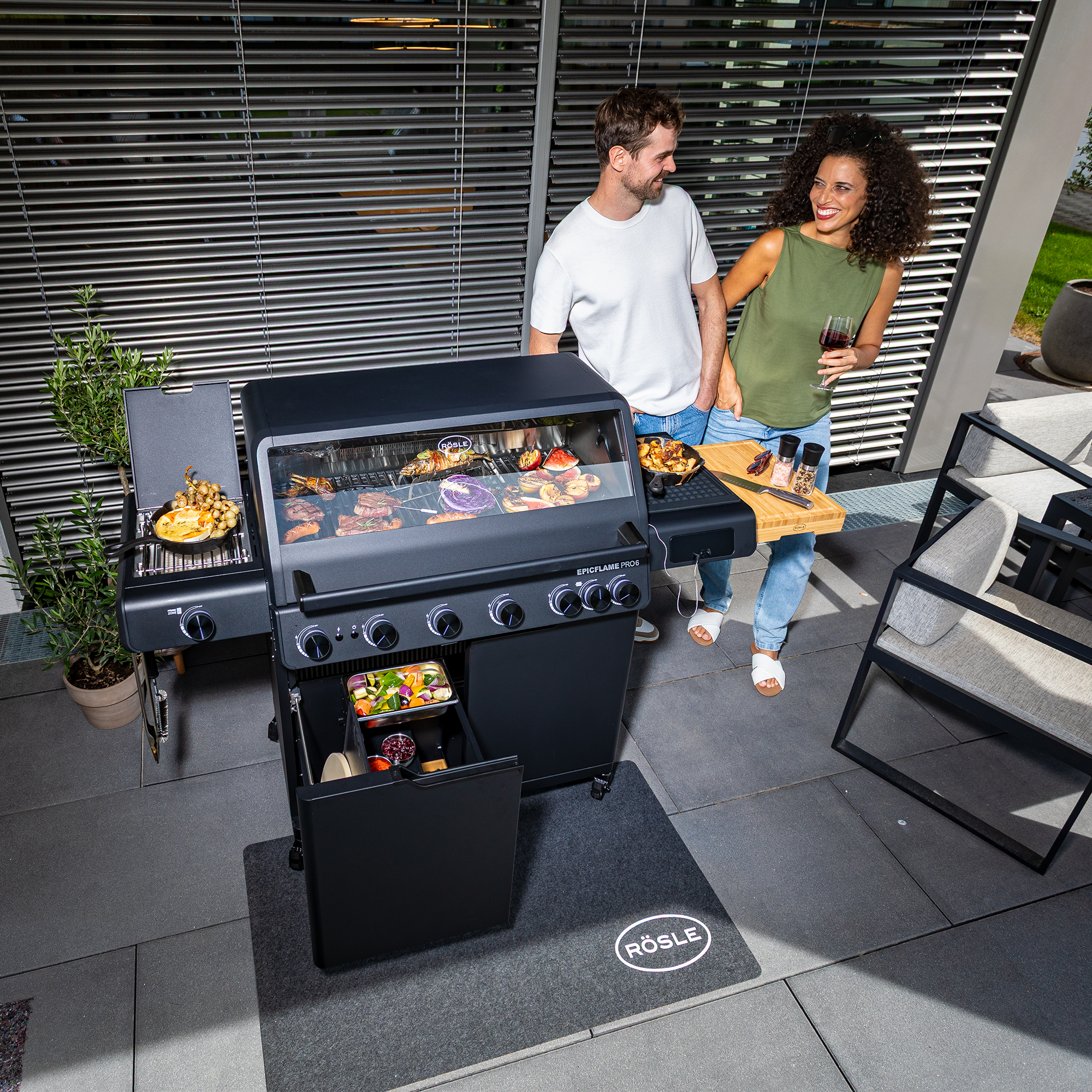 RÖSLE EPICFLAME PRO 6 EPICFLAME PRO 6 Gasgrill im Einsatz mit verschiedenen Grillgerichten