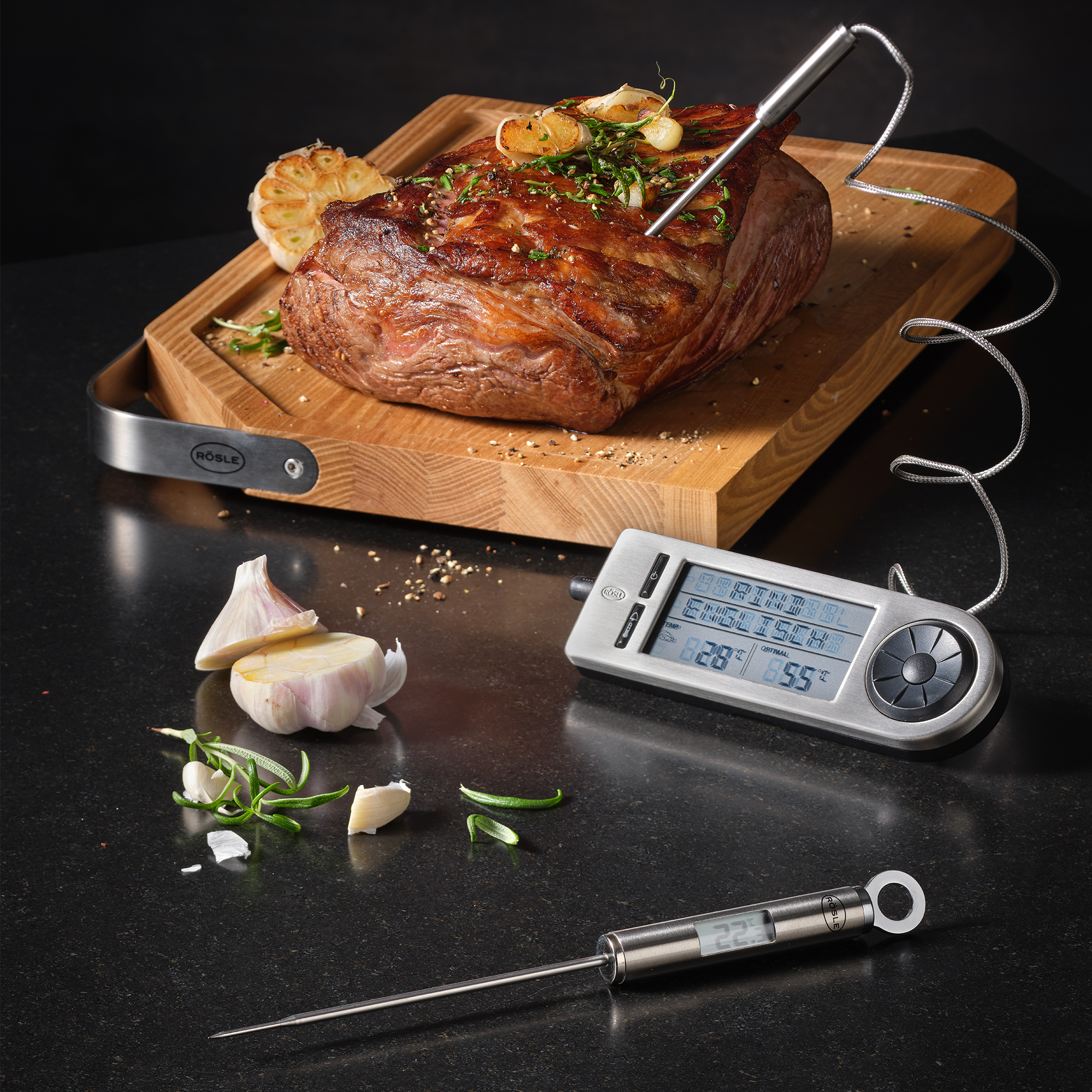 RÖSLE gourmetthermometer met barbecuevlees Gourmetthermometer met digitale display, roestvrijstalen sonde en gegrild vlees op een houten...