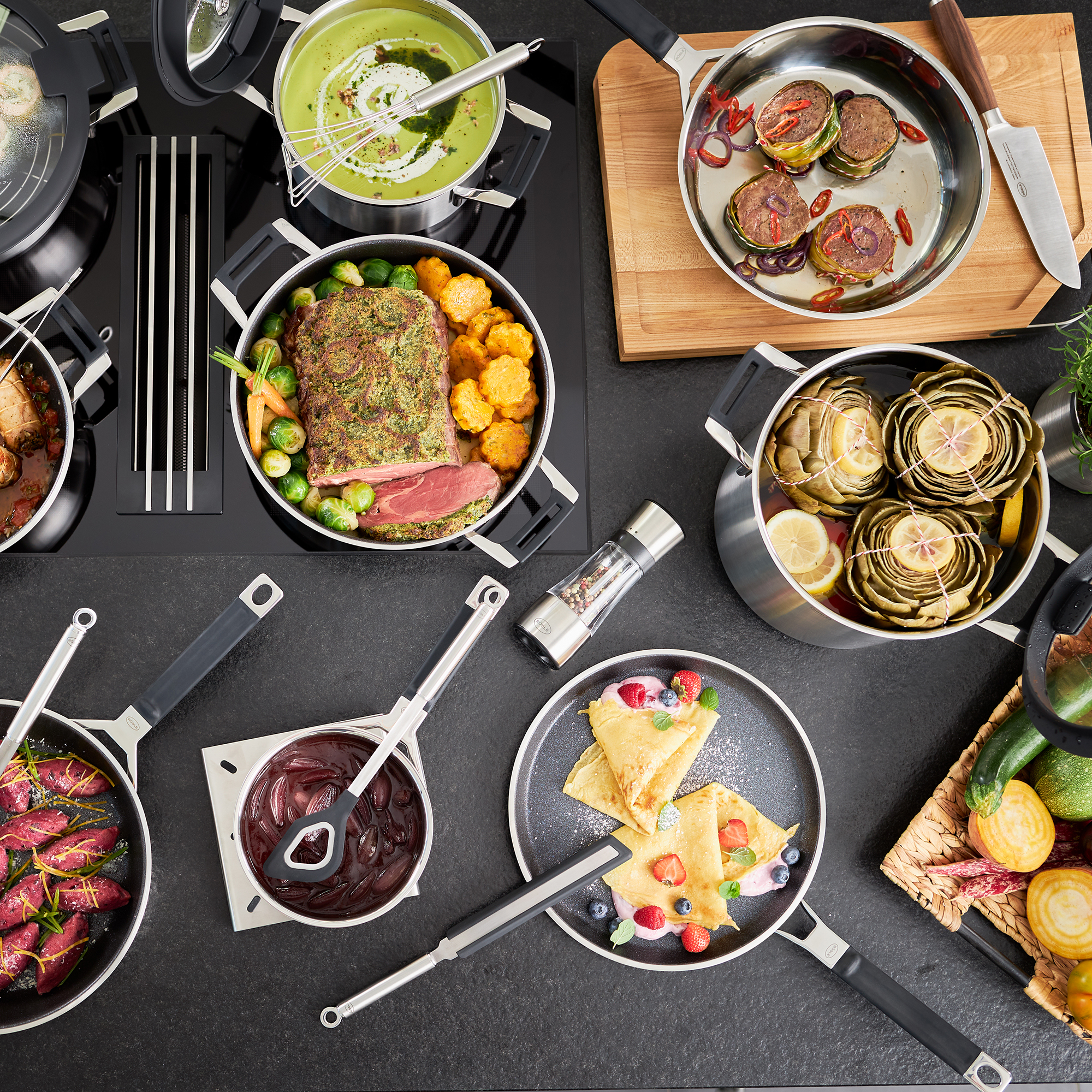 RÖSLE crepes pan 28 cm with crepes and fruit Crepes pan from the ProResist series, 28 cm, with crepes and fresh fruit.