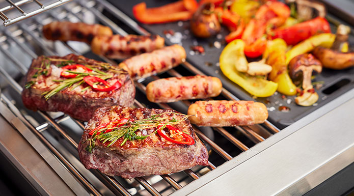 Elektrogrill Videro E2-P Grillgut auf Grillrost beim Elektrogrill Videro E2-P