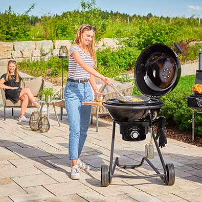 Girl grilling on charcoal kettle grill No.1 F60 NERO