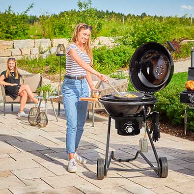 Mädchen grillt am Holzkohle Kugelgrill No.1 F60 NERO