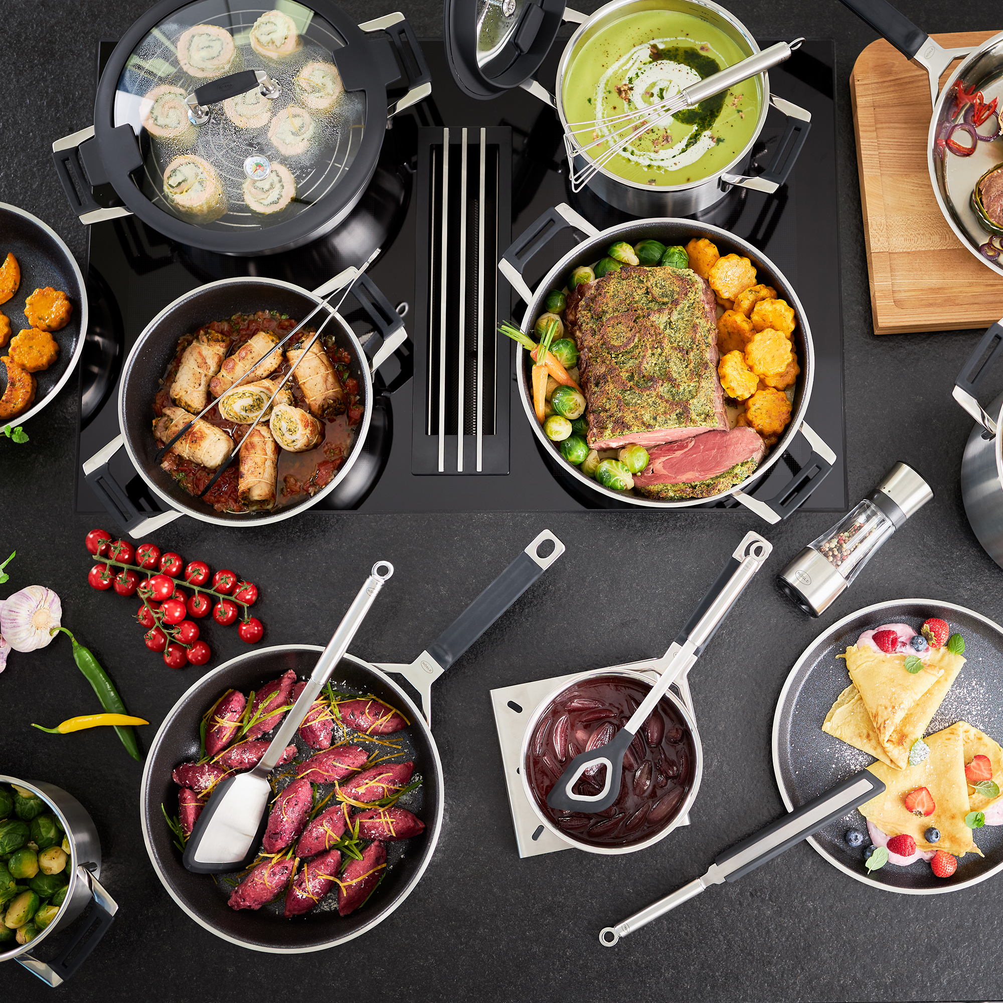 RÖSLE Servierpfanne mit verschiedenen Speisen Servierpfanne 24 cm aus ProResist mit verschiedenen Gerichten wie Fleisch, Gemüse und Saucen.