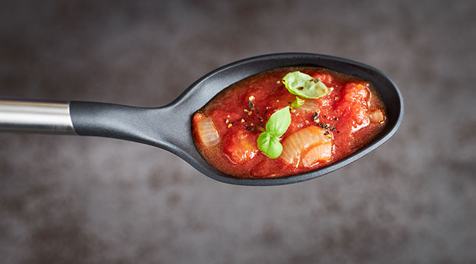 Giesslöffel mit Tomatensuppe