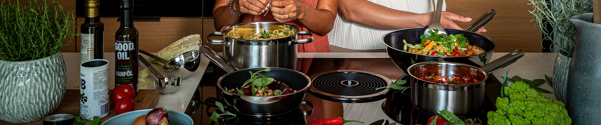 Kochgeschirr Serie Pureelements Pfannen und Töpfe im Einsatz auf dem Herd.