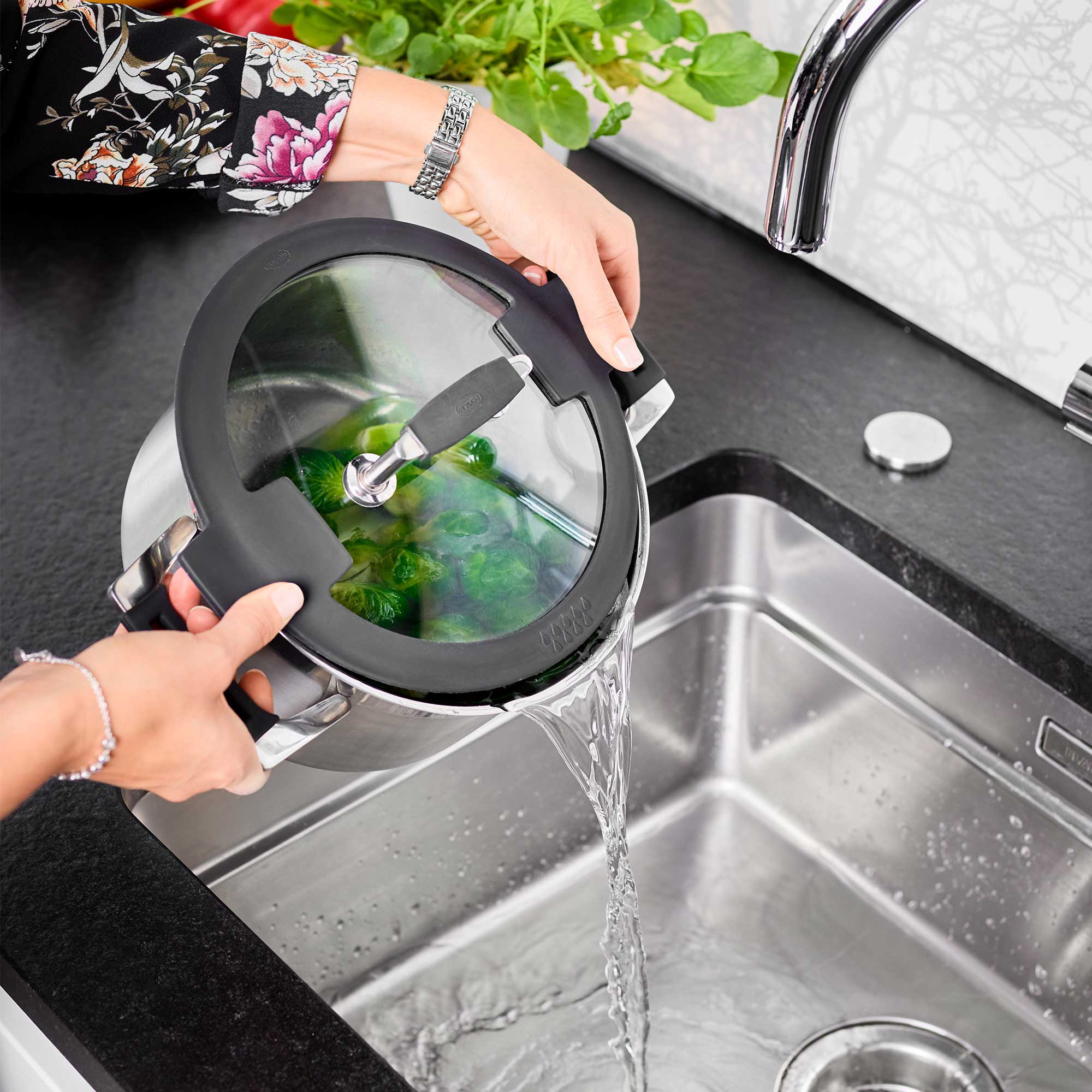 RÖSLE Bratentopf Silence PRO 20cm Bratentopf Silence PRO mit Glasdeckel, wird über der Spüle entleert, grüne Gemüse im Topf...