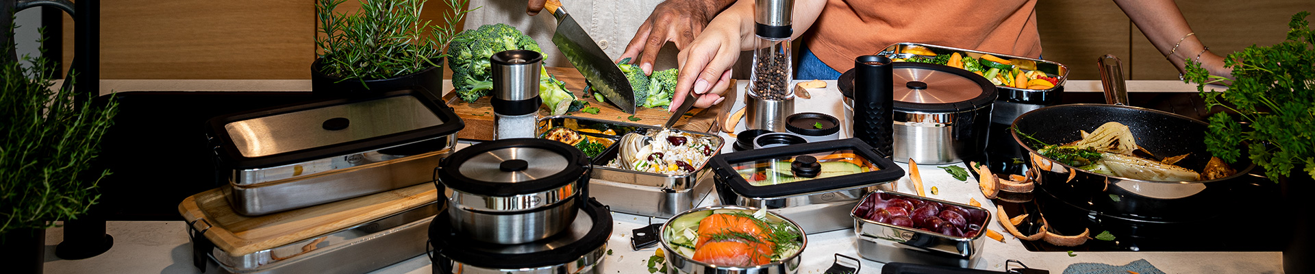 Runde und eckige Dosen, befüllt mit Lebensmittel in der Küche.