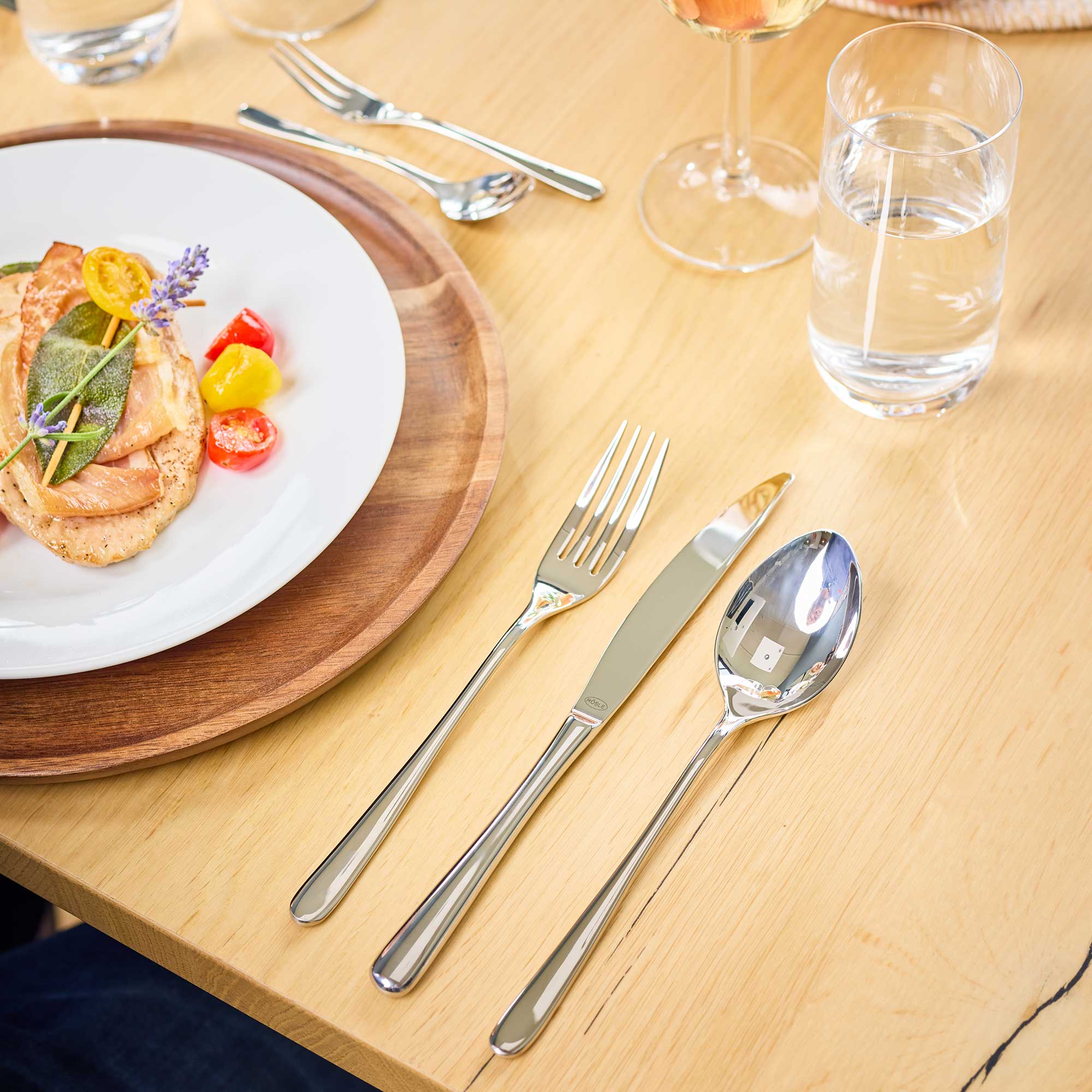 RÖSLE Besteckset 'Passion' auf einem Tisch Besteckset 'Passion', 30-teilig, Edelstahl, auf einem Tisch mit einem Teller und einem Glas...