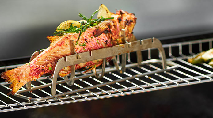 Grillen Anfänger Gegrillter Fisch im Fischhalter von RÖSLE
