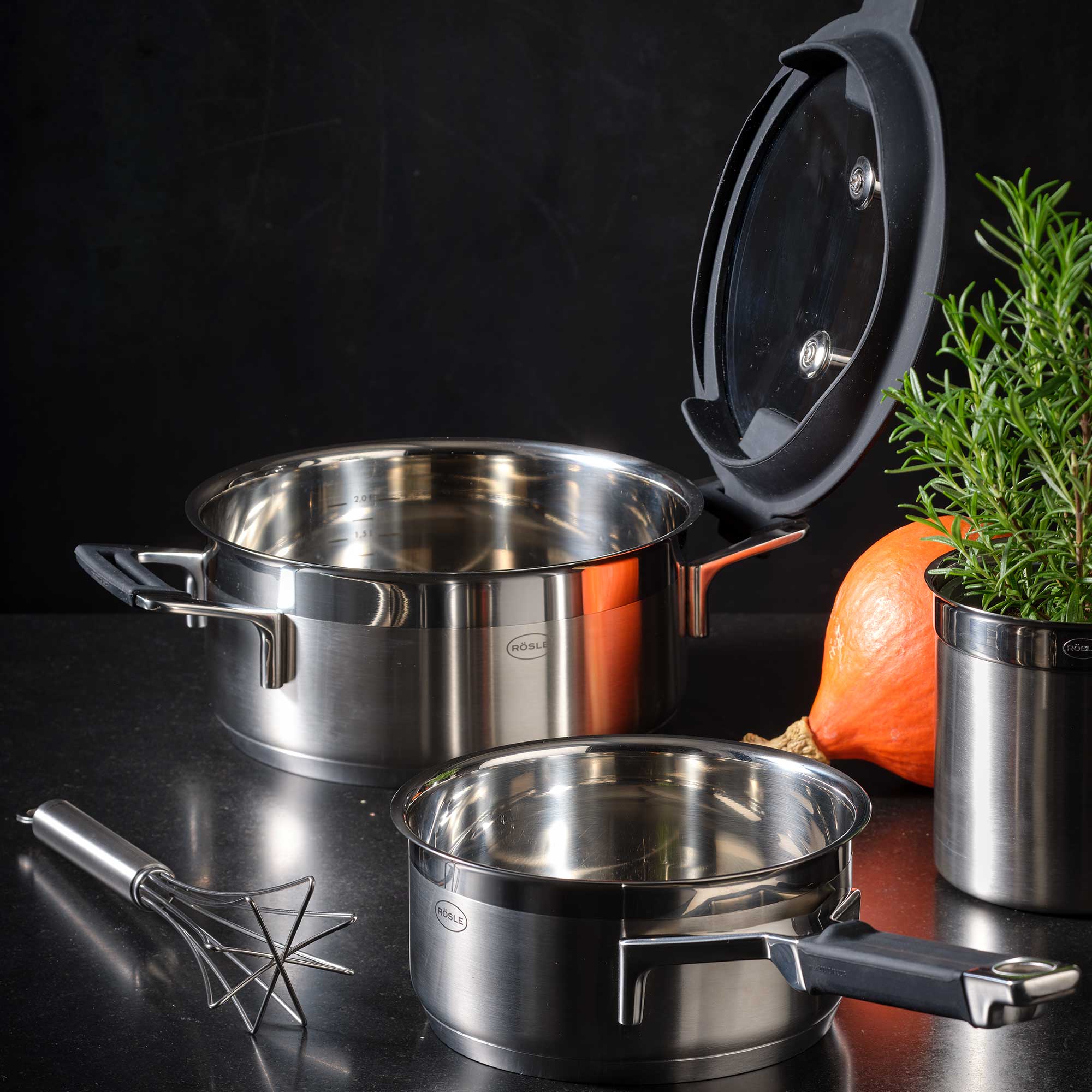 RÖSLE Bratentopf Silence PRO 20 cm Bratentopf Silence PRO aus Edelstahl, 20 cm, mit Deckel und einem weiteren Topf, daneben ein...