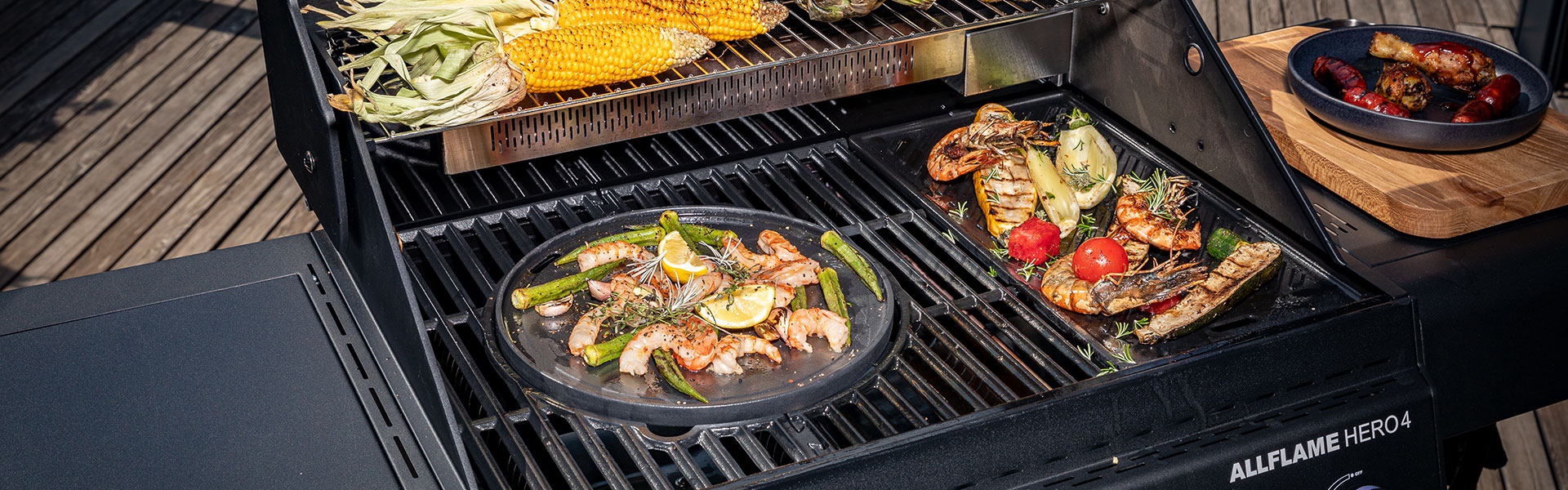 Entdecken Sie den ALLFLAME HERO 4 Gasgrill: Knusprige Steaks, saftiges Gemüse und köstliche Meeresfrüchte perfekt zubereitet auf dem leistungsstarken Grill. Jetzt Grillspaß erleben!