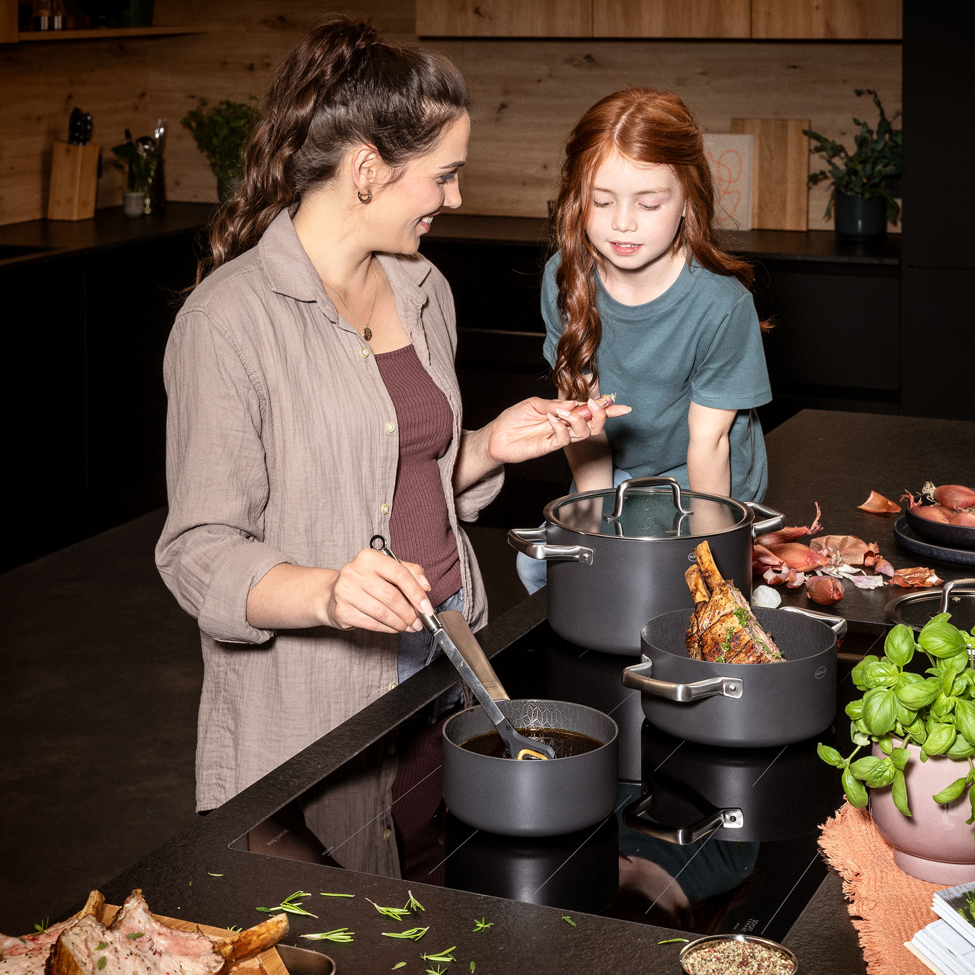 Kochtopf EBONIC Ø 24 cm Mutter und Tochter kochen gemeinsam mit den EBONIC Kochtöpfen