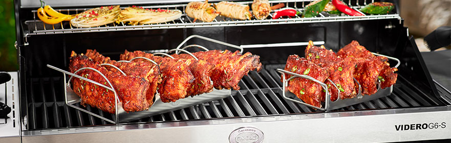 RÖSLE barbecue accessoires Houder voor spiesen Barbecueaccessoires Houder voor spiesen met gemarineerd vlees en groenten op de barbecuegrill.