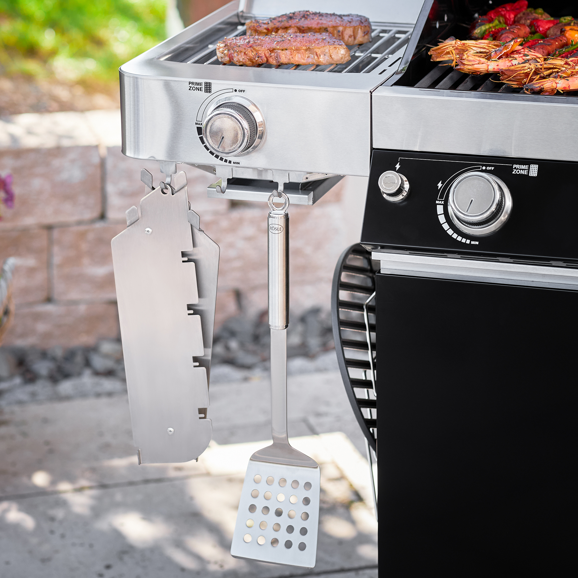 RÖSLE Gasgrill BBQ Station Videro G2-S Gasgrill BBQ Station Videro G2-S in Schwarz mit Grillzubehör, darunter ein Wender und eine...