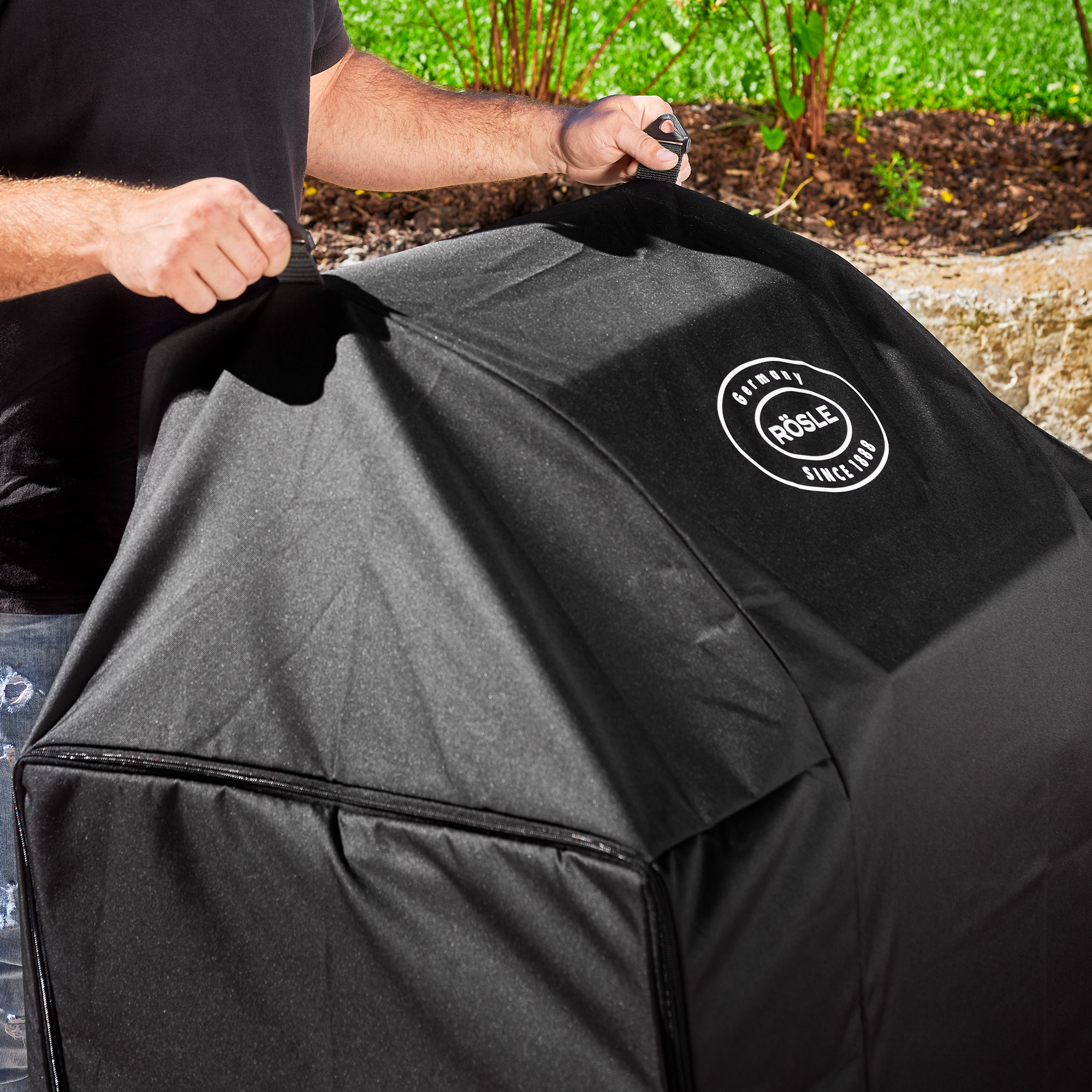 RÖSLE cover for Videro G3 barbecue Black cover for the Videro G3 grill, is currently being fitted.