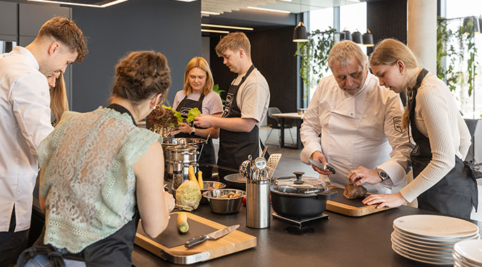 Grill-und Kochschule Kochkurs in der Küche mit 6 Teilnehmern