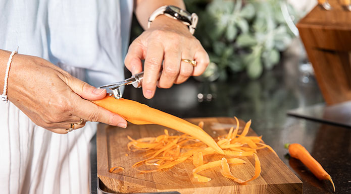 Küchenhelfer Karotten schälen mit dem Pendelschäler von RÖSLE