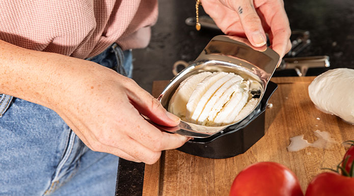 Mozzarella schneiden mit dem Tomaten- Mozzarella Schneider von RÖSLE