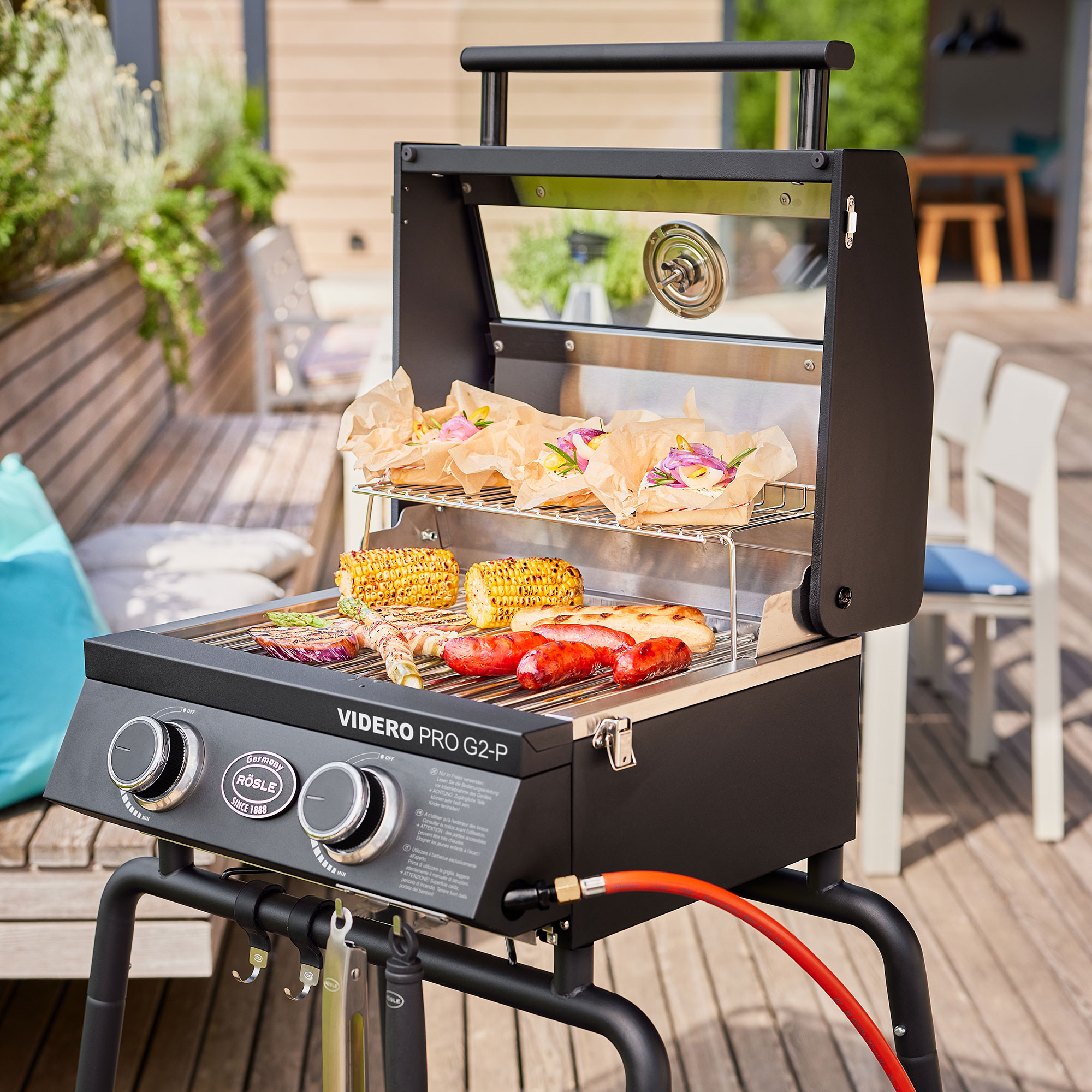 RÖSLE Gasgrill VIDERO PRO G2-P Gasgrill VIDERO PRO G2-P mit Grillrost, Grillgut und zwei Brennern.