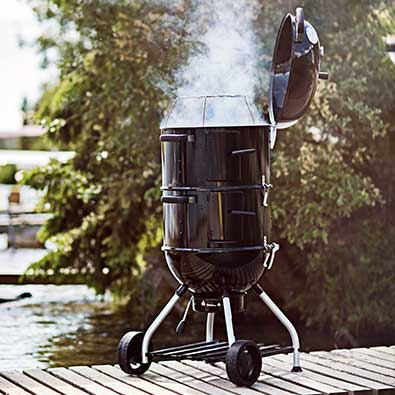 Smoker No.1 F50-S schwarz Smoker No.1 F50-S schwarz auf einem Steg