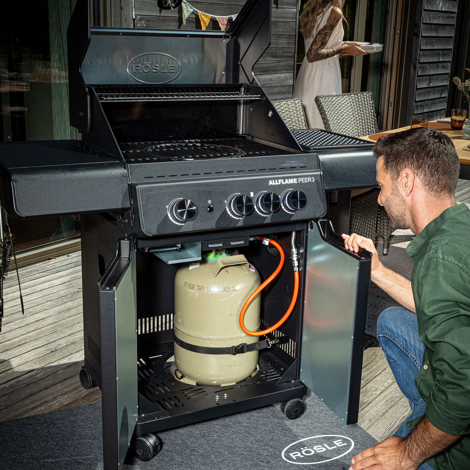 RÖSLE Allflame Peer3 Gasgrill Allflame Peer3 Gasgrill mit geöffnetem Unterschrank und Gasflasche, Benutzer überprüft die...