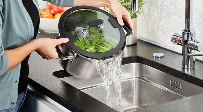 Pouring water from the SILENCE PRO series saucepan by clever pouring function.