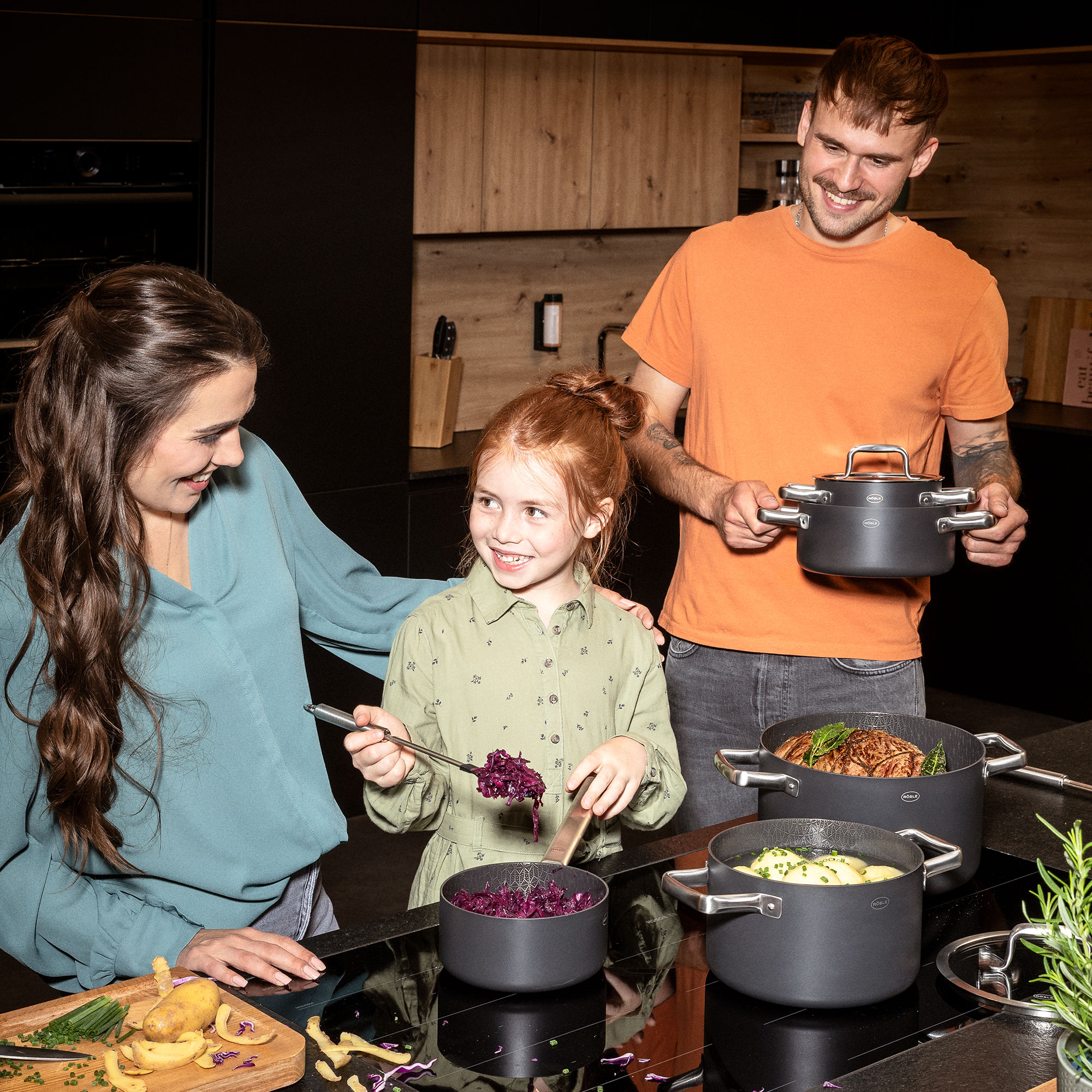 Familie kocht mit dem Kochtopf-Set von EBONIC ihr Weihnachtsmenü