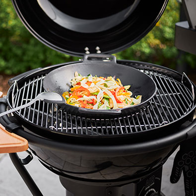 Wok pan in charcoal kettle grill Vario+ grill grate system
