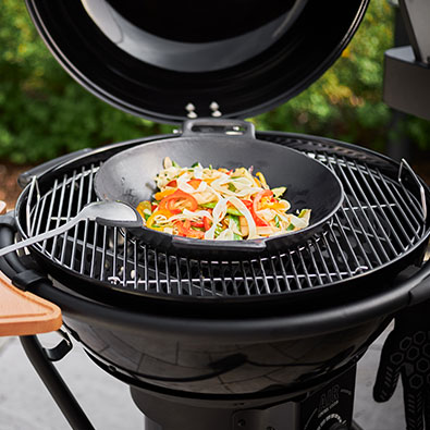 Wok pan Wok pan in charcoal kettle grill Vario+ grill grate system