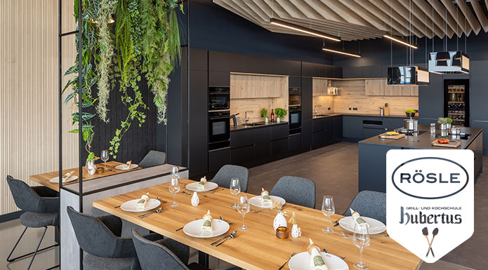 Grill-und Kochschule Bild mit Sitzgelegenheiten und Logo von Hubertus und RÖSLE