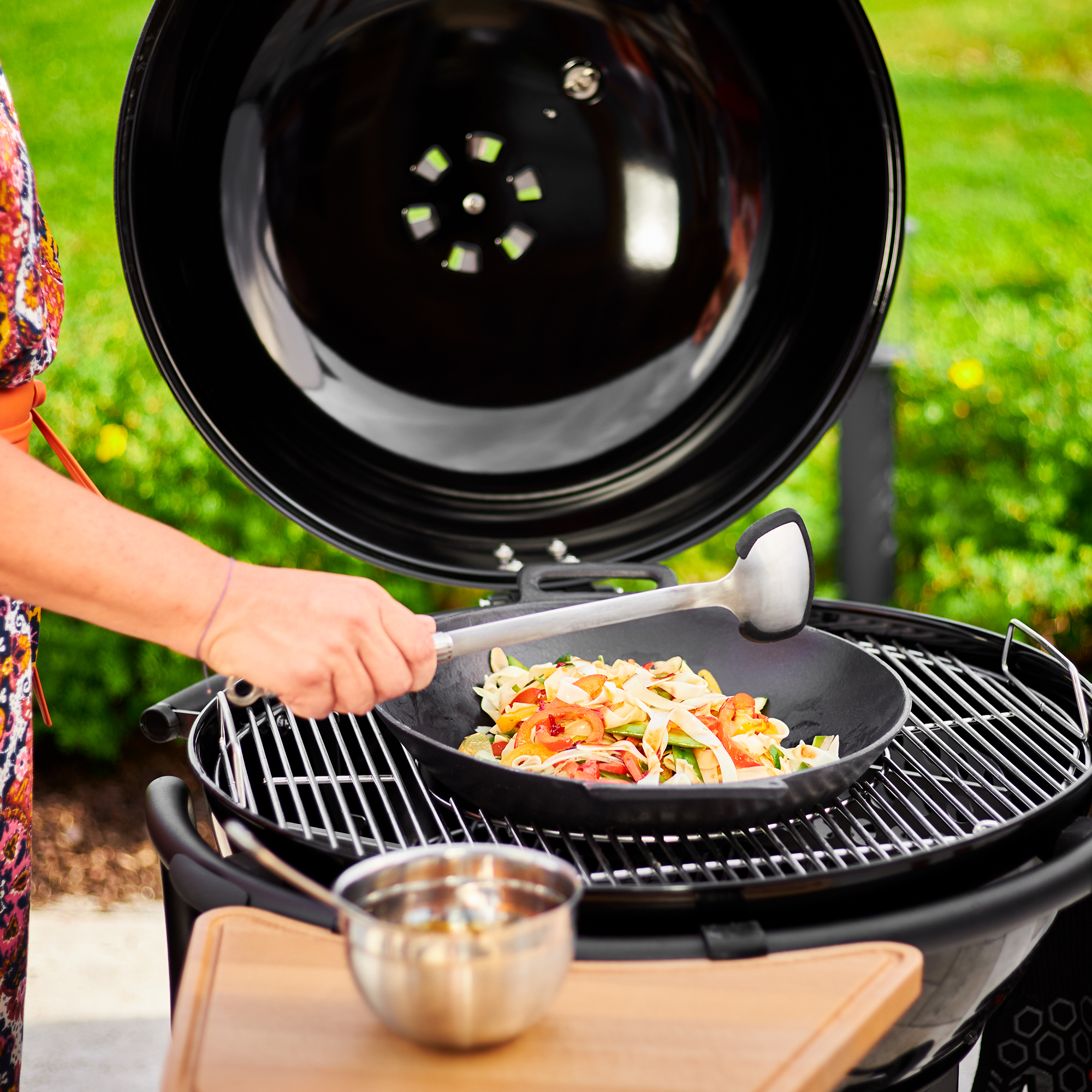 RÖSLE Edelstahl Grillrost Vario mit Gemüse Edelstahl Grillrost Vario mit Gemüse in einer Grillpfanne auf einem Grill.